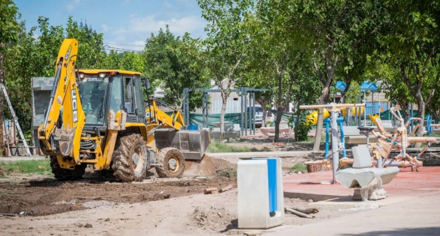 Avanza la construcci&oacute;n de la plaza y espacio deportivo en el barrio Ambrosio 