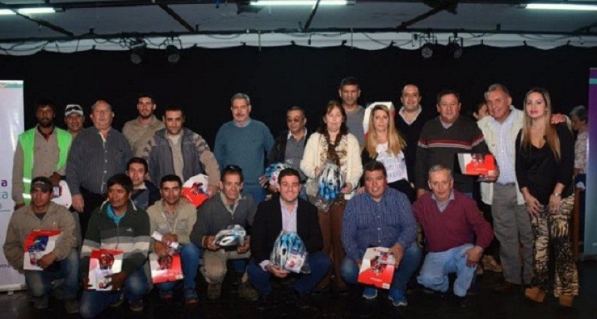 Se entregaron cascos y luces a empleados municipales de Rivadavia 