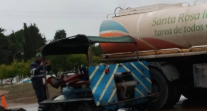 Choque entre cami&oacute;n regador y una zorra ferroviaria 