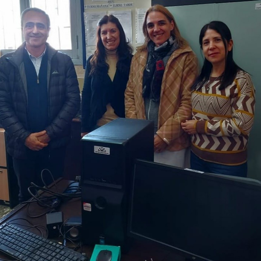 Reparaci&oacute;n y entrega de equipo inform&aacute;tico a la Escuela Nicol&aacute;s Rodr&iacute;guez Pe&ntilde;a 
