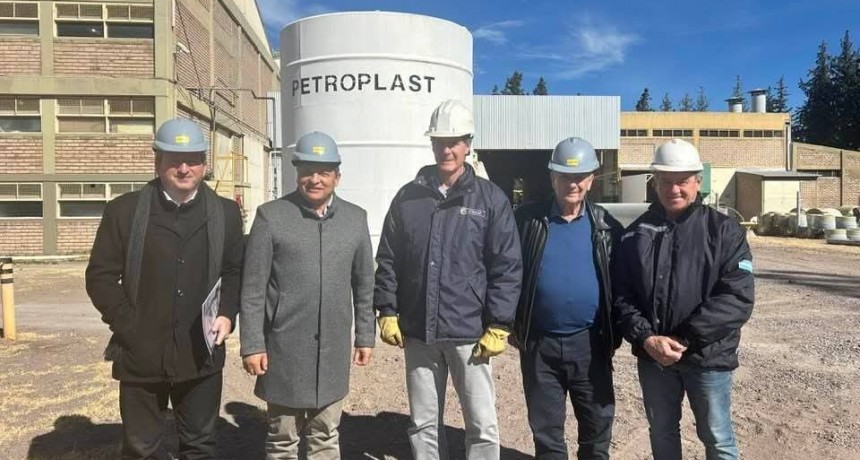 Visita de la Cooperativa El&eacute;ctrica Alto Verde y Algarrobo Grande a Petroplast en Santa Rosa 