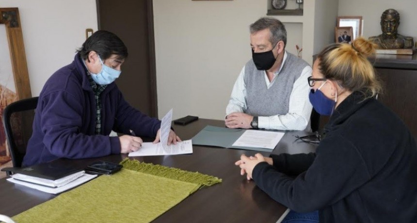 Jun&iacute;n y el INTA firmaron un convenio para la entrega de pollitos para promover granjas familiares 