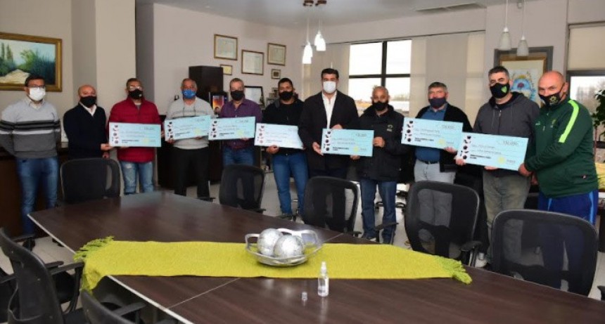 Jun&iacute;n entrega de subsidios a clubes deportivos de los distritos